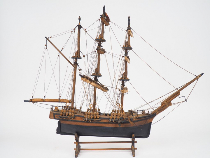 Maquette de voilier ancienne, trois mâts en bois polychrome, textile e