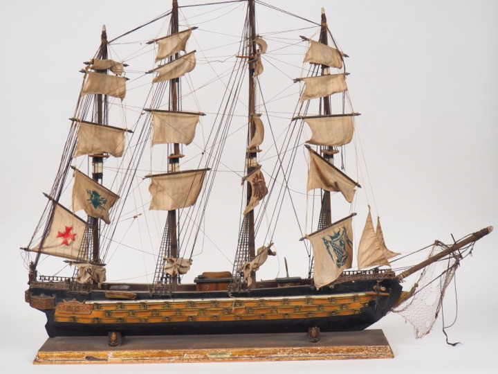 Maquette de voilier ancienne, quatre mâts me en bois polychrome, texti