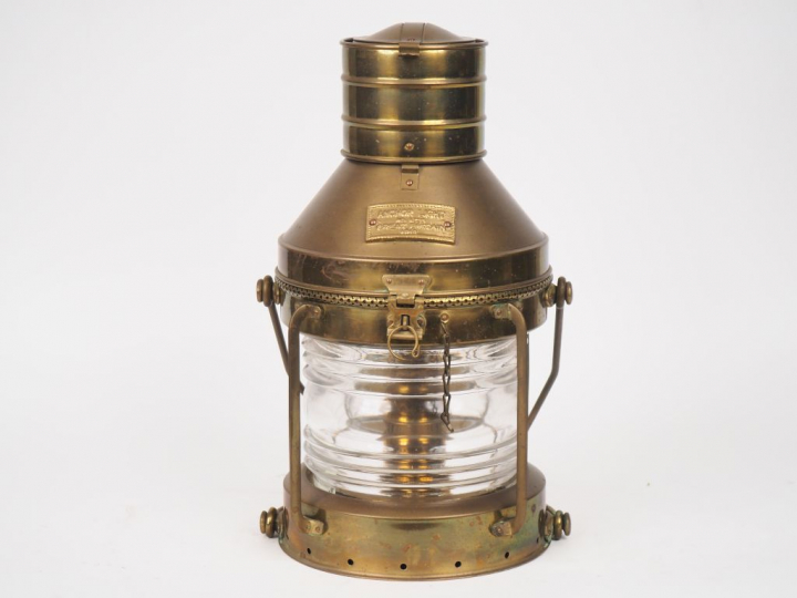 ANCHOR LIGHT Great Britain. Fanal en verre et laiton. Signé et daté 18