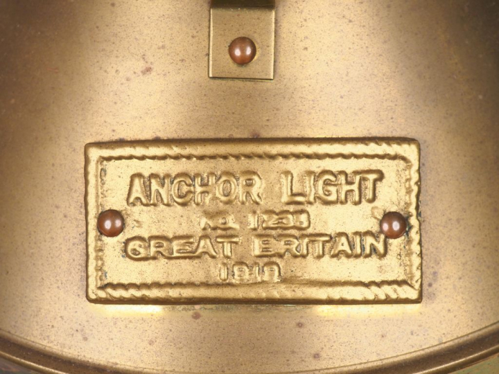 ANCHOR LIGHT Great Britain. Fanal en verre et laiton. Signé et daté 18