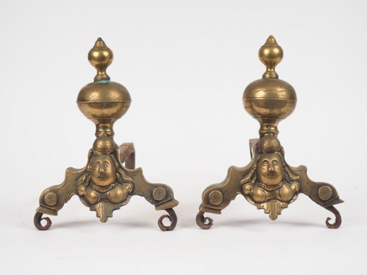 Paire de chenets XIXème de style Louis XIV en bronze à décor de profil