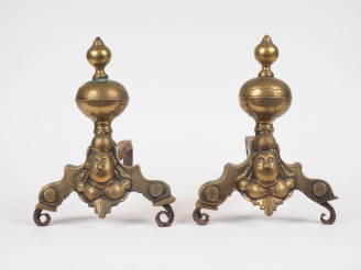 Vente aux enchères Paire de chenets XIXème de style Louis XIV en bronze à décor de profil