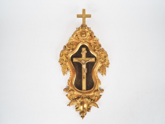 Vente aux enchères Crucifix  XIXème de style Louis XV en bois et stuc doré, présentant en