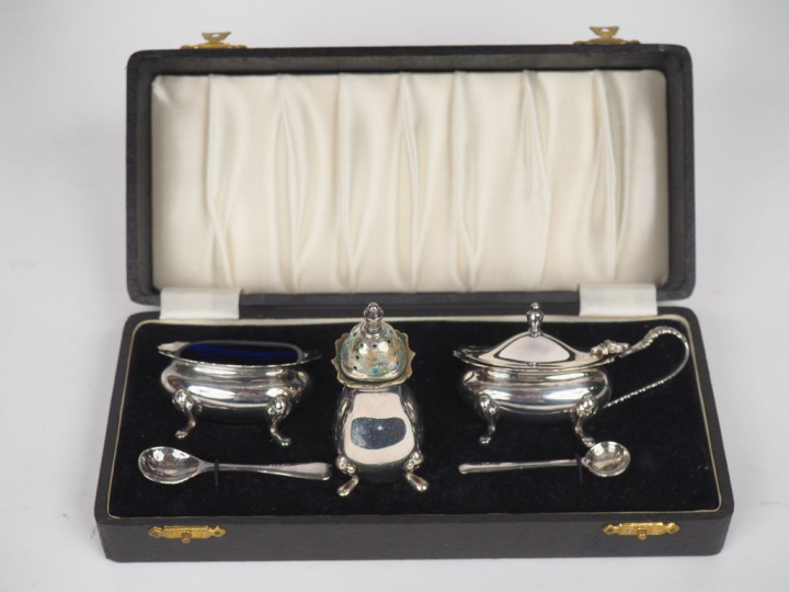 Service de table en métal argenté comprenant : un poivrier, un moutard