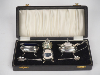 Vente aux enchères Service de table en métal argenté comprenant : un poivrier, un moutard