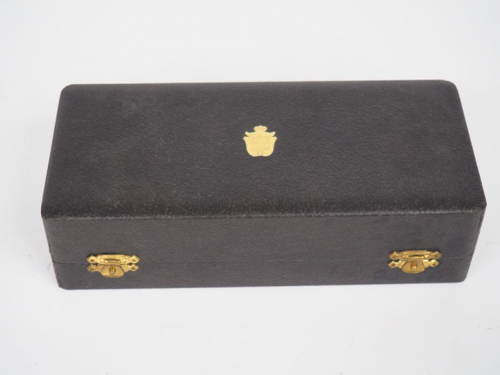 Service de table en métal argenté comprenant : un poivrier, un moutard