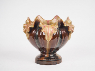 Vente aux enchères Jardinière 1900 en barbotine polychrome à décor de feuillage en relief