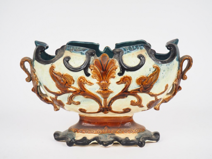 Jardinière fin XIXème en barbotine polychrome à décor de rinceaux feui
