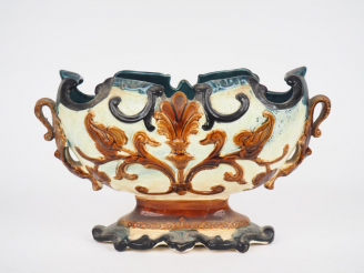 Vente aux enchères Jardinière fin XIXème en barbotine polychrome à décor de rinceaux feui