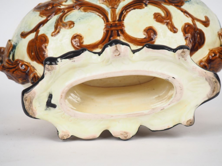 Jardinière fin XIXème en barbotine polychrome à décor de rinceaux feui