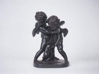 Vente aux enchères Ecole française XIXème. "Deux amours luttant". Sculpture en bronze à p