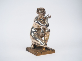 Vente aux enchères Ecole française XIXème. "Baigneuse". Sculpture en bronze argenté, font