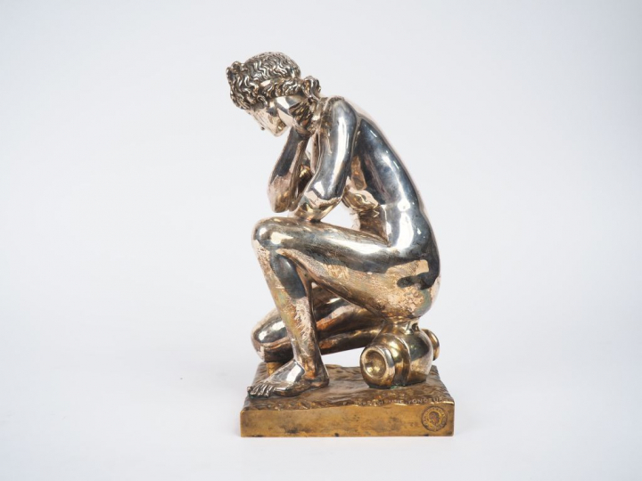 Ecole française XIXème. "Baigneuse". Sculpture en bronze argenté, font