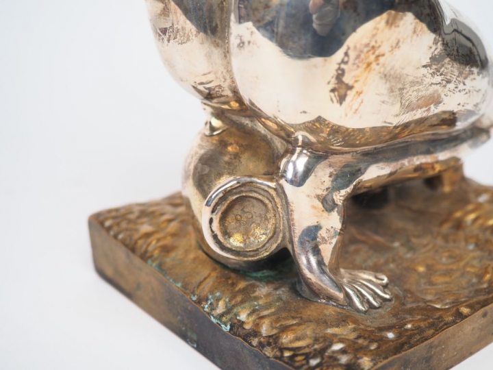 Ecole française XIXème. "Baigneuse". Sculpture en bronze argenté, font