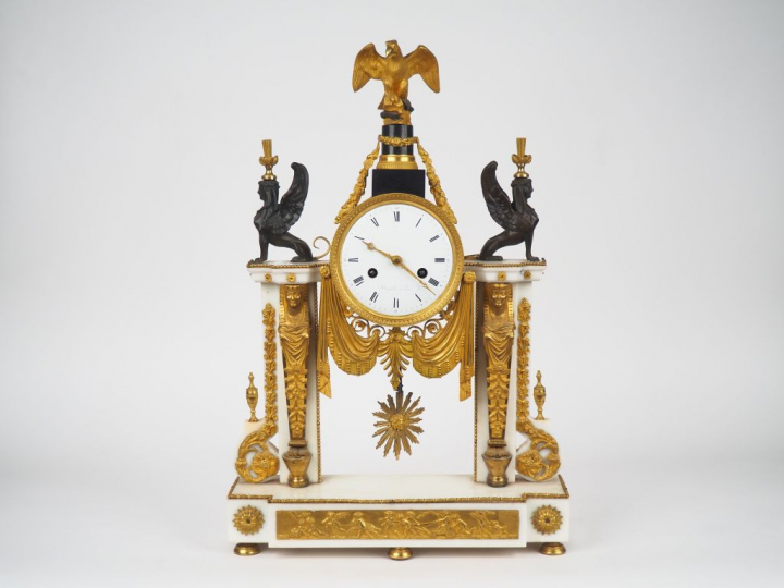 BERGMILLER à Paris. Pendule portique de style retour d'Egypte en bronz