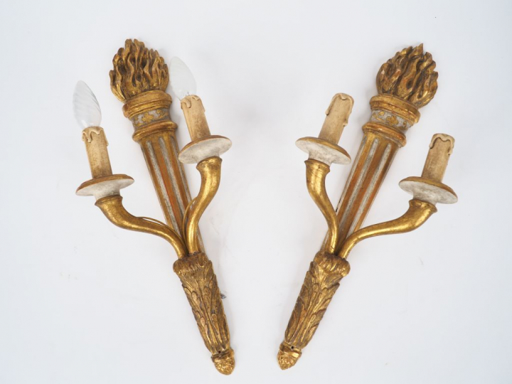 Paire d'appliques murales de style Louis XVI en bois doré et laqué bla
