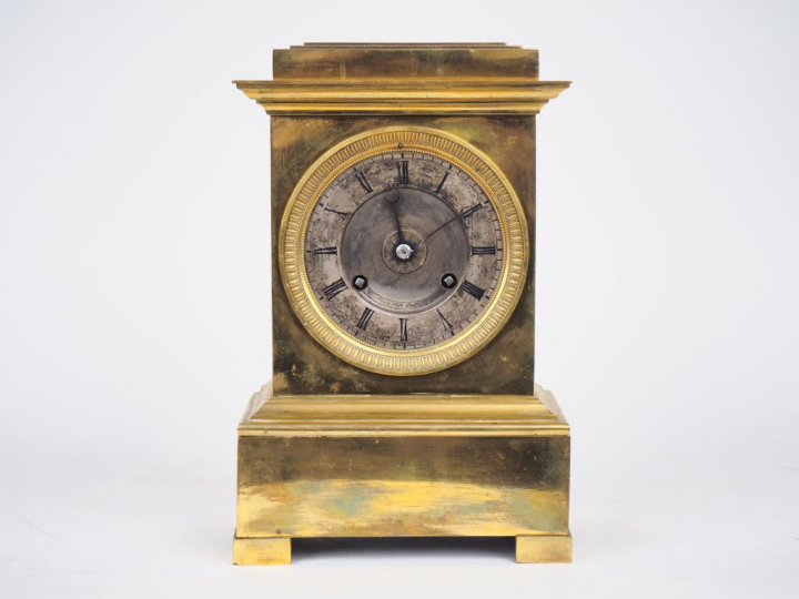 Pendule borne XIXème en bronze, à décor de rais de cœur et de perles, 