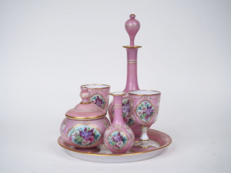 Vente aux enchères SAINT-LOUIS. (?) Service de nuit Napoléon III en opaline à décor de bo