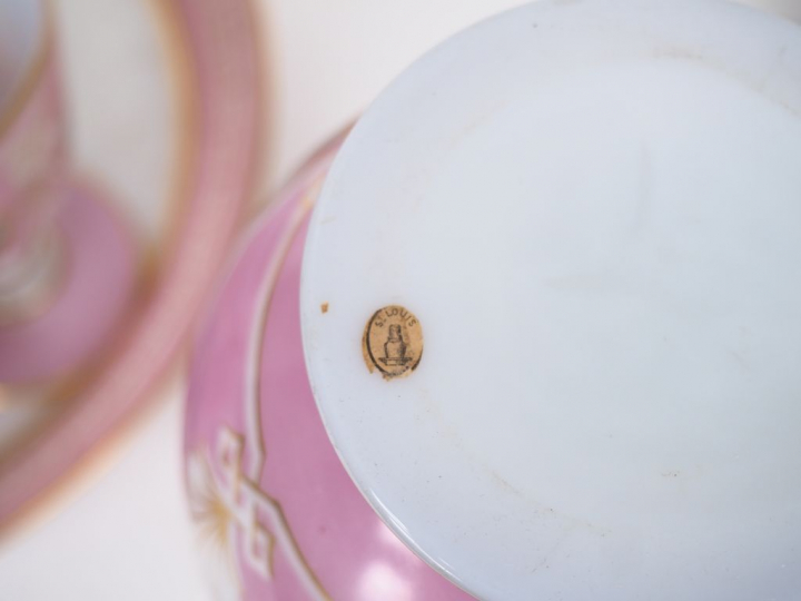 SAINT-LOUIS. (?) Service de nuit Napoléon III en opaline à décor de bo