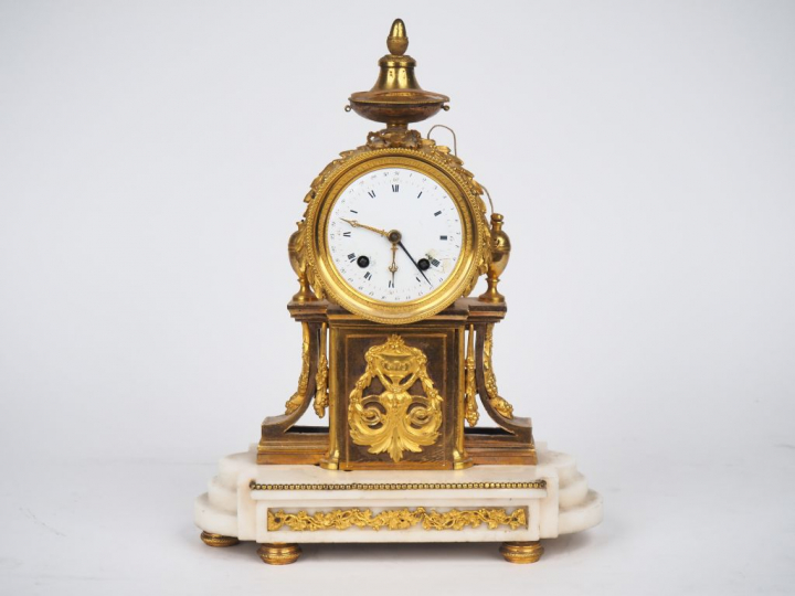 Cartel de style Louis XVI en bronze doré et albâtre à décor de vases à