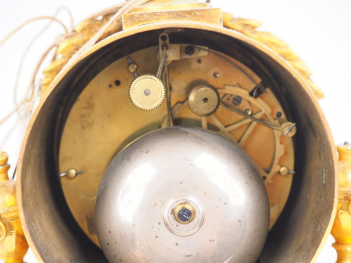 Cartel de style Louis XVI en bronze doré et albâtre à décor de vases à