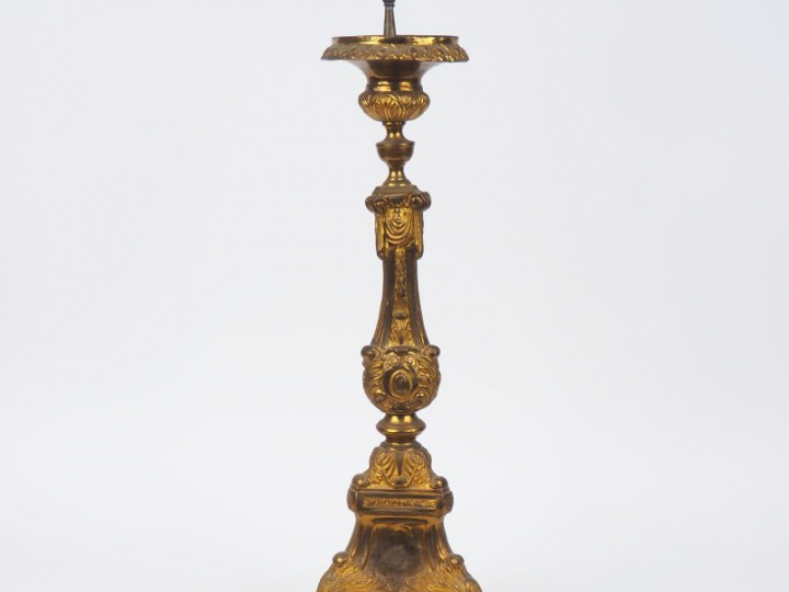 Pique cierge en laiton repoussé de style Louis XV à décor de cartouche