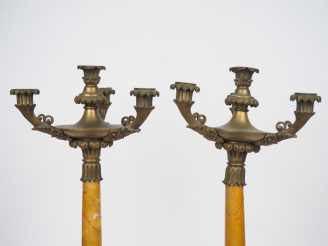 Vente aux enchères Paire de candélabres Restauration en marbre jaune de Sienne et bronze 