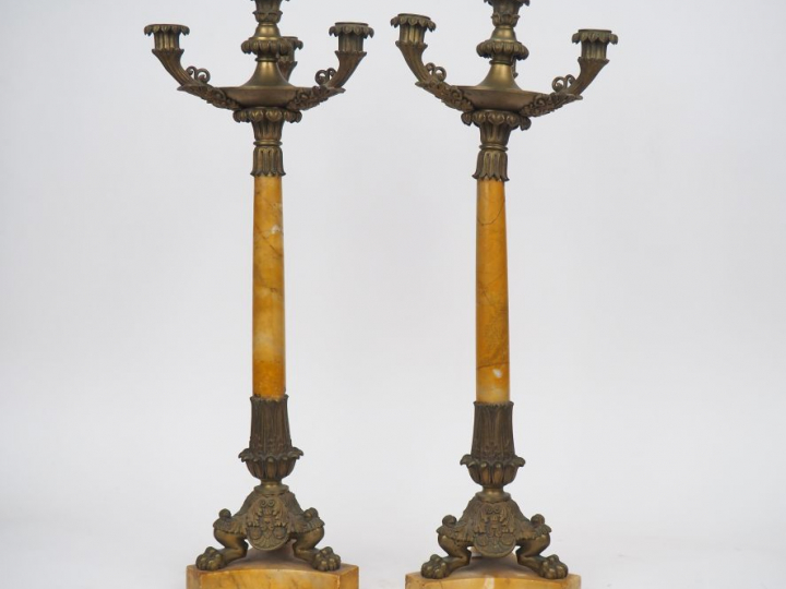 Paire de candélabres Restauration en marbre jaune de Sienne et bronze 