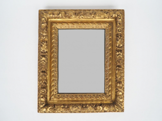Vente aux enchères Miroir Louis XVI en bois et stuc doré à décor de fleurs et de feuillag