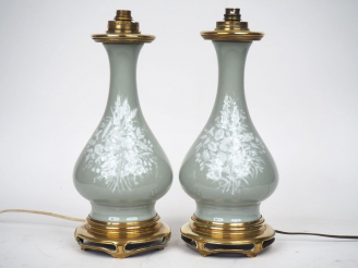 Vente aux enchères Paire de vases Napoléon III en porcelaine céladon à décor émaillé de f