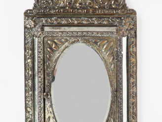 Vente aux enchères Miroir à parecloses de style Louis XIV en laiton repoussé à décor de r