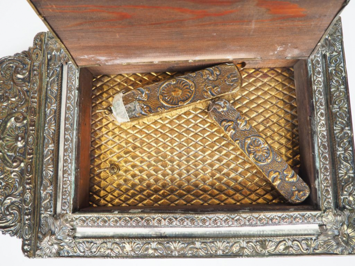 Miroir à parecloses de style Louis XIV en laiton repoussé à décor de r