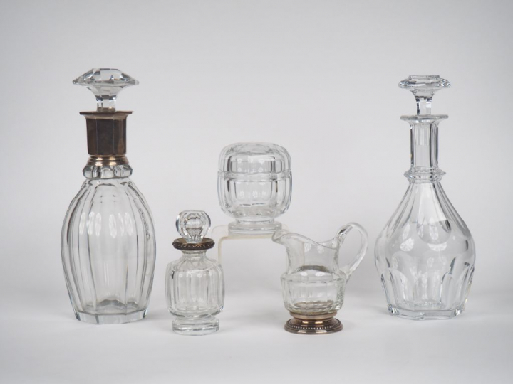 BACCARAT.  2 flacons, 1 boîte couverte, 1 verseuse, 1 petit flacon. L'