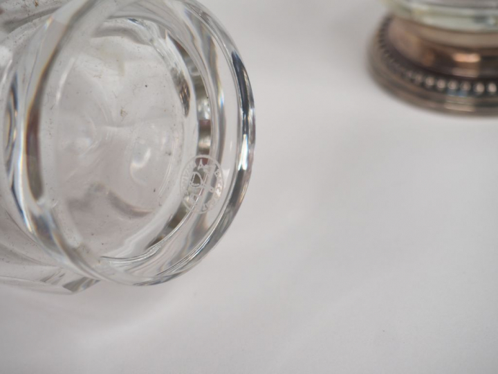 BACCARAT.  2 flacons, 1 boîte couverte, 1 verseuse, 1 petit flacon. L'