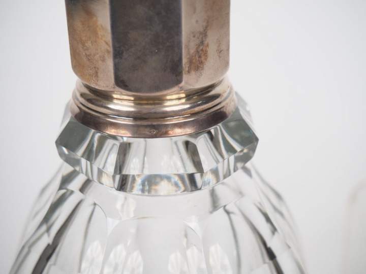 BACCARAT.  2 flacons, 1 boîte couverte, 1 verseuse, 1 petit flacon. L'