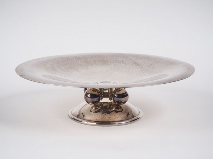 Luc LANEL ET CHRISTOFLE. Coupe sur pied en métal argenté à décor marte