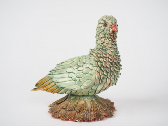 Vente aux enchères Sujet XXème en céramique polychrome, "Tourterelle". Signé L. SAINT B. 