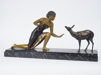 Vente aux enchères URIANO. "Jeune fille à la biche". Groupe en régule polychrome sur un s