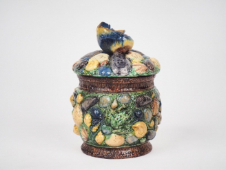 Vente aux enchères AVISSEAU (attribué à) Pot couvert XIXème en terre vernissée polychrome