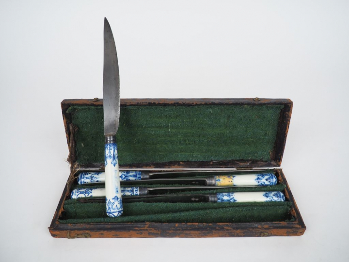 Suite de 5 couteaux  XVIIIème dans leur coffret, manches en porcelaine