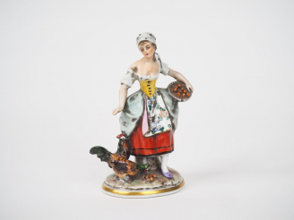 Vente aux enchères Sujet 1900 en porcelaine polychrome de Saxe, "paysanne nourissant ses 