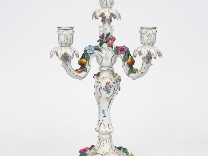 Candélabre en porcelaine de Dresde de style rocaille à décor de fleurs