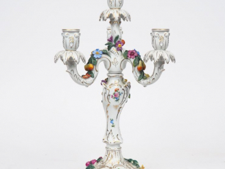 Vente aux enchères Candélabre en porcelaine de Dresde de style rocaille à décor de fleurs