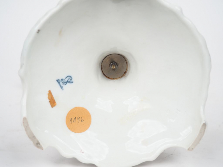 Candélabre en porcelaine de Dresde de style rocaille à décor de fleurs