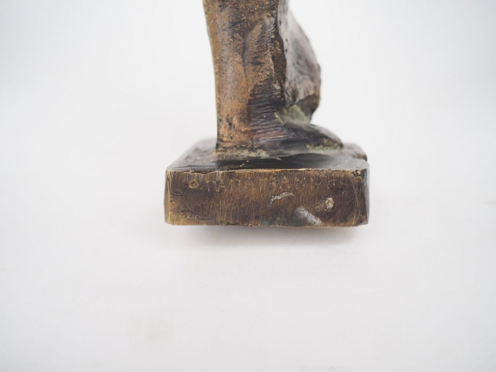 Ecole française XXème. "Personnage stylisé". Sujet en bronze. Signé H.