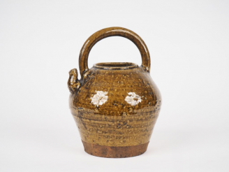 Vente aux enchères Chevrette XIXème en terre vernissée. H. 24 cm. (Petite égrenure au bec