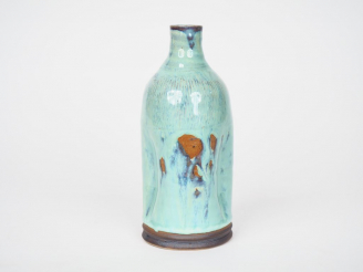 Vente aux enchères Flacon en grès à émail flammé céladon et mauve. Monogrammé sous la bas