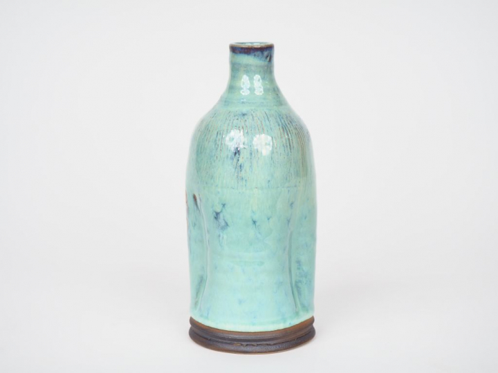 Flacon en grès à émail flammé céladon et mauve. Monogrammé sous la bas