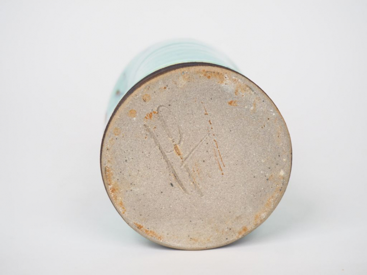 Flacon en grès à émail flammé céladon et mauve. Monogrammé sous la bas