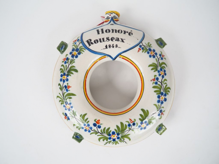 Gourde XIXème en faïence polychrome à décor de fleurs. Datée 1848. Dim
